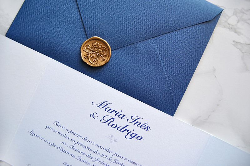 convite de casamento clássico com envelope azul navy e lacre dourado